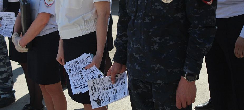 Полицейские продолжают проводить мероприятия  по контролю за соблюдением серовчанами режима самоизоляции, вручать памятки по профилактике мошенничества