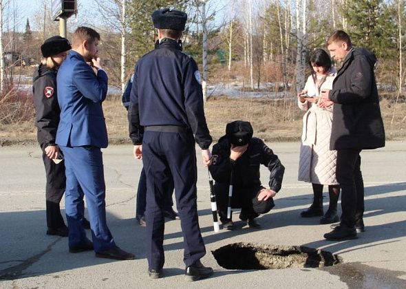 В центре Серова на улице Ленина провалилась дорога