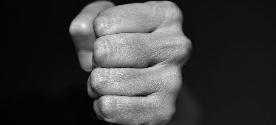 Ночью трое неизвестных избили мужчину в Серове. Ищут свидетелей