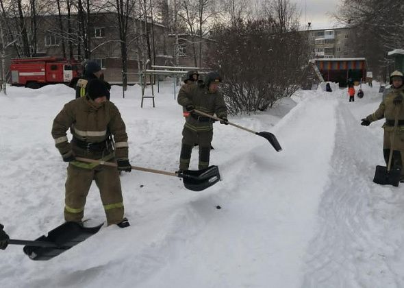 Серовские огнеборцы помогли детскому саду – построили горку и убрали снег с веранд