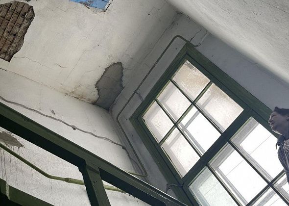 "Последний капитальный ремонт был в 1975 году". Серовчане просят признать дом аварийным из-за холода в квартирах и протекающей крыши