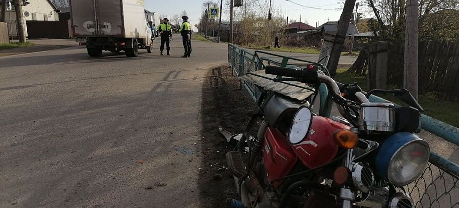 В Серове “ГАЗель” наехала на мопедиста, который стоял на светофоре