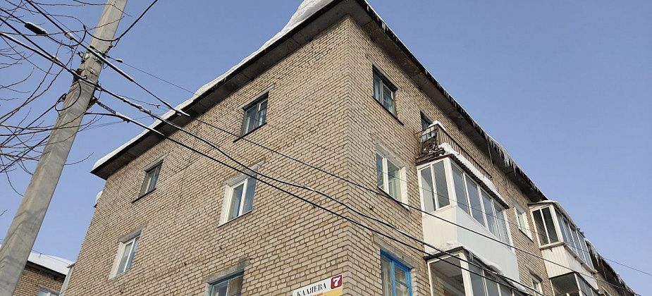 Серовчанка беспокоится, что лед с козырька балкона может упасть и травмировать прохожих. Но сама справиться с проблемой не может