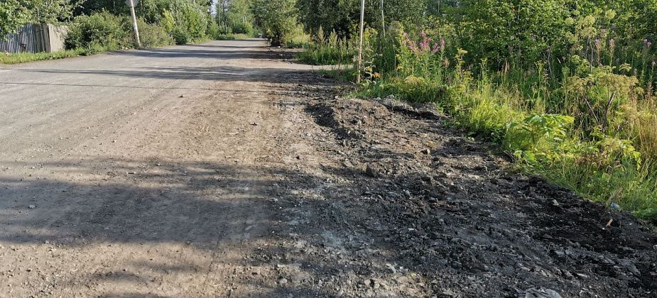 На улице Пржевальского в Серове убрали завышенную обочину, чтобы вода не размывала дорогу
