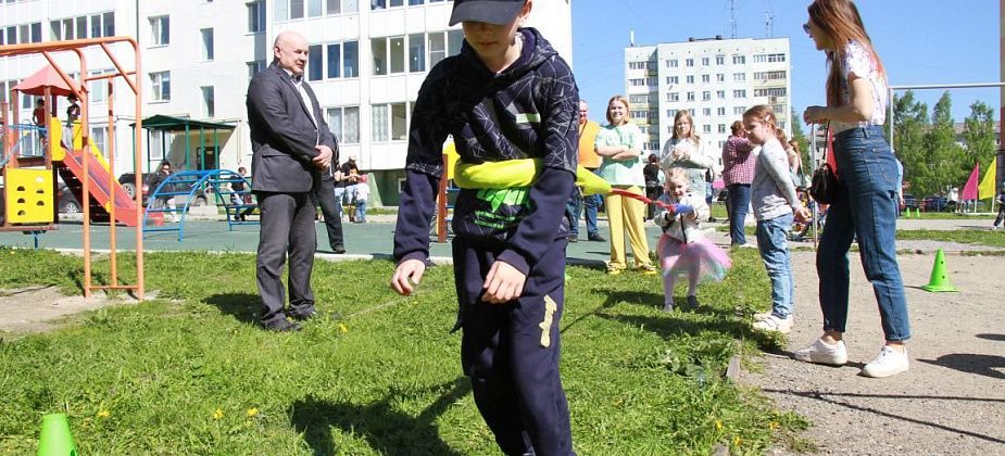 «Улыбки детей – бесценны». Серовский завод ферросплавов подвел итоги конкурса поделок и устроил праздник для ребят