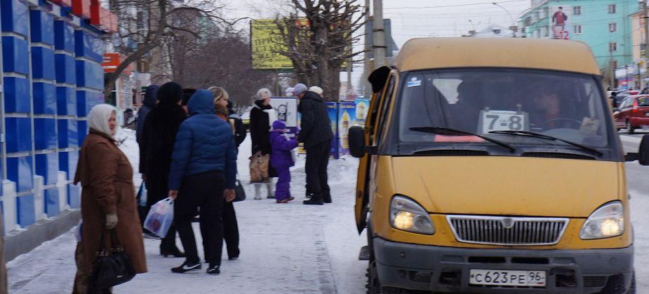 “Нет солярки, пишите в администрацию”... Серовчанка жалуется, что долго приходится ждать маршрутку