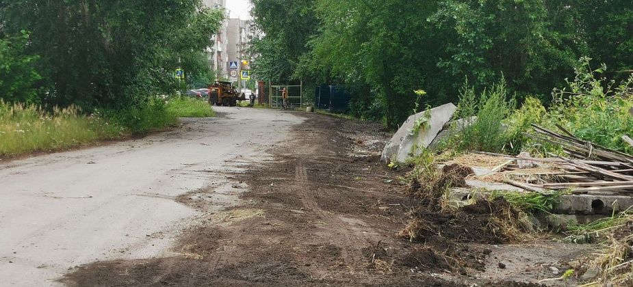 На улице Крупской в Серове начали строить тротуар к школе