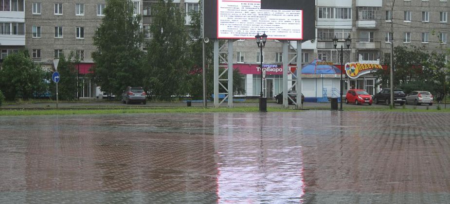 Экран на центральной площади Серова после шторма показывает черный прямоугольник