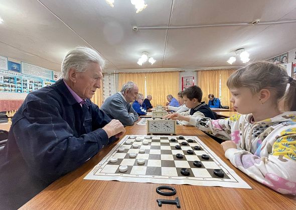 Серовчане сыграли шашечный турнир, посвященный Дню пожилого человека