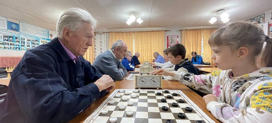 Серовчане сыграли шашечный турнир, посвященный Дню пожилого человека