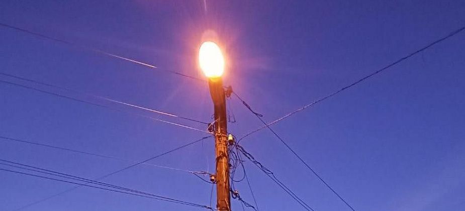  "Даже не верится". В Серове, на улице Новолесопильной, отремонтировали фонарь