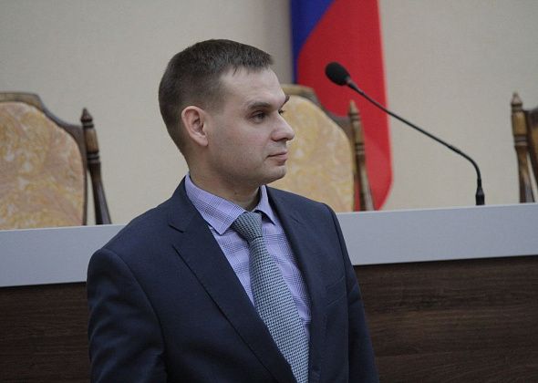 "Работал без выходных". Серовский чиновник за год получил 71 оклад