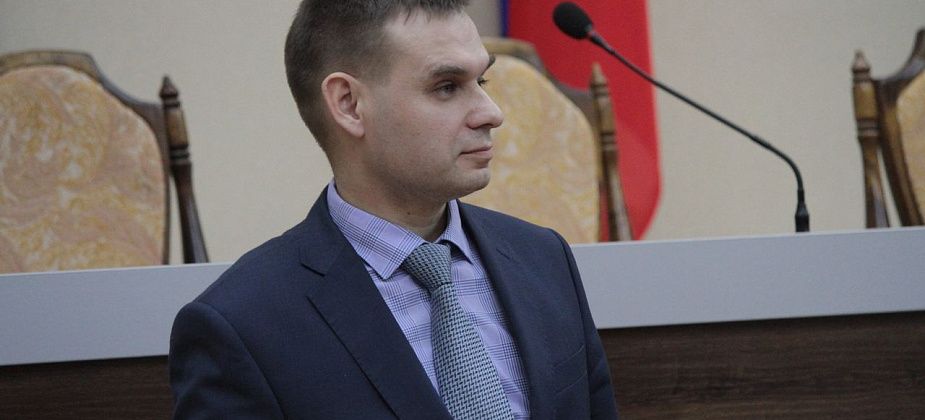 "Работал без выходных". Серовский чиновник за год получил 71 оклад