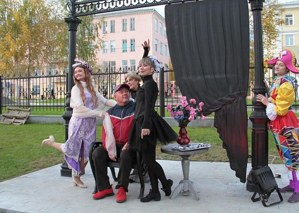 «Каждый из нас опробует это кресло – посидим». Подробности открытия нового арт-объекта в сквере ДКМ 