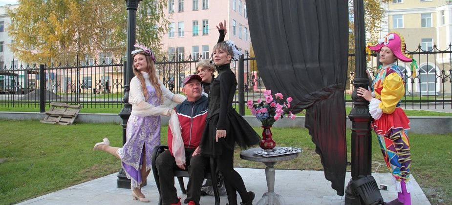 «Каждый из нас опробует это кресло – посидим». Подробности открытия нового арт-объекта в сквере ДКМ 