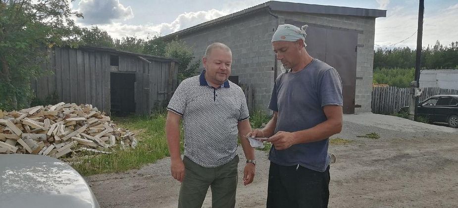 Депутат ЗакСо Павел Мякишев помог семье погорельцев из Филькино