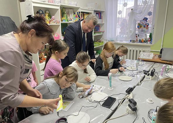 “С помощью 3D-ручки мы создадим свой домик, город”. В клубе “Механик” открылся “Креативный бум”