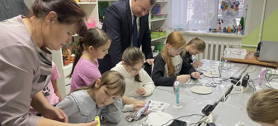 “С помощью 3D-ручки мы создадим свой домик, город”. В клубе “Механик” открылся “Креативный бум”