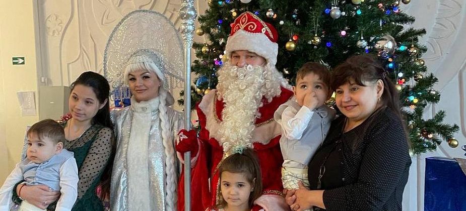 "Дети и родители были в восторге". В новогодние и рождественские праздники епархия поздравила сотни семей в Серове 