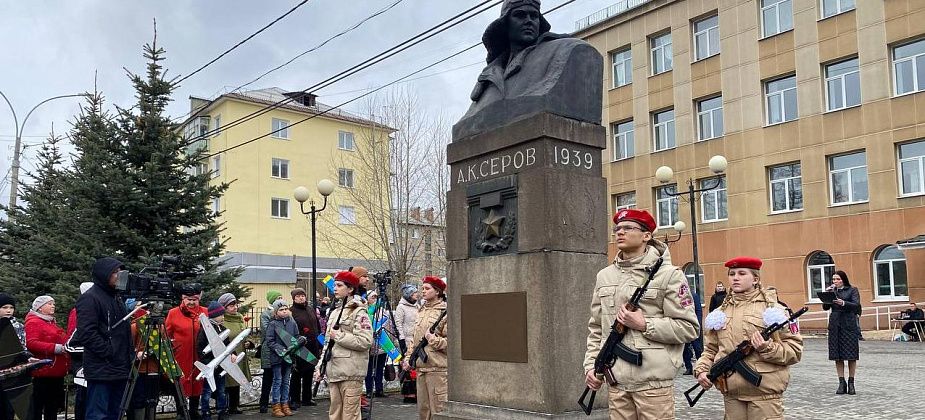 Прошла торжественная линейка, посвященная дню рождения Анатолия Серова