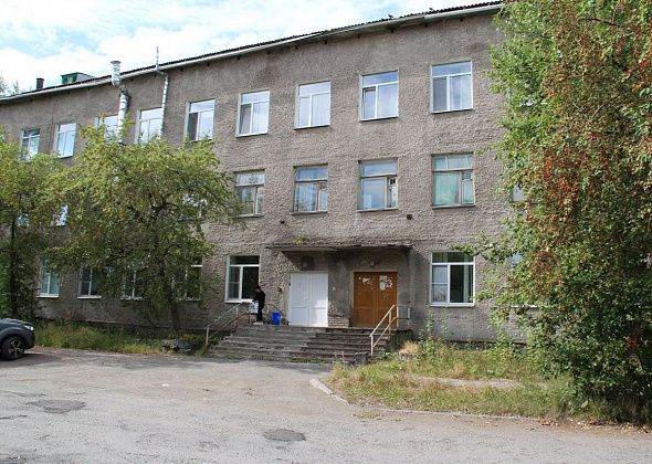 У здания терапии Серовской горбольницы откапиталят кровлю