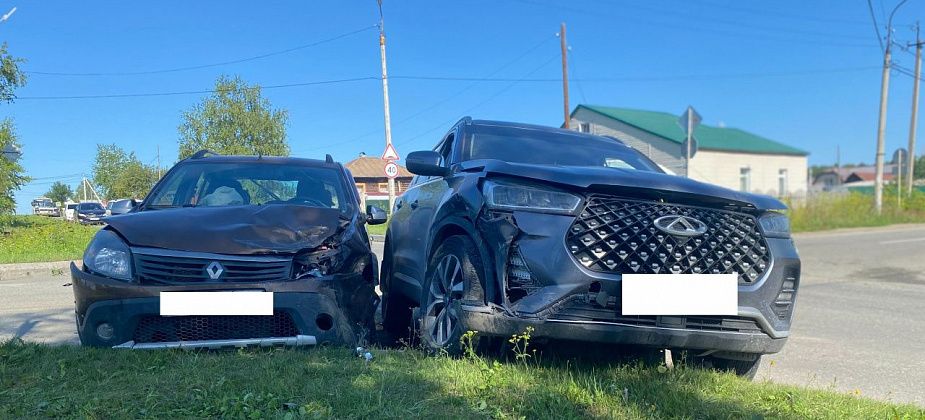 В Серове около духовного центра столкнулись две иномарки