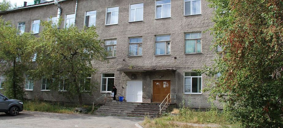У здания терапии Серовской горбольницы откапиталят кровлю
