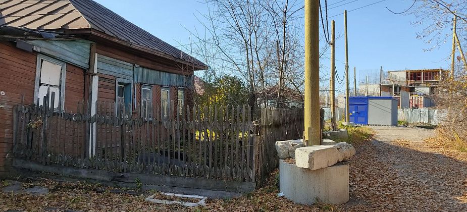 В доме, выкупленном у серовчан для постройки школы, поселились рабочие. На очереди изъятие еще одного дома