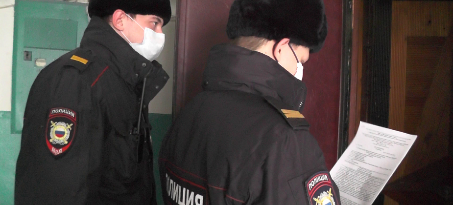 Полицейские проверяют, как серовчане соблюдают карантин и изоляцию 