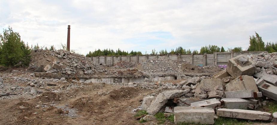 В Серове сносят недостроенный корпус завода и здания бывшей птицефабрики. Власти не знают, кто это делает