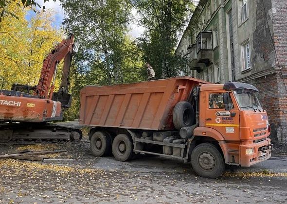 В Серове начался снос аварийного дома по улице Февральской Революции