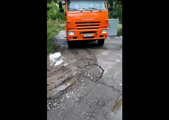 В Серове мусоровозы разбили дорогу у контейнерной площадки
