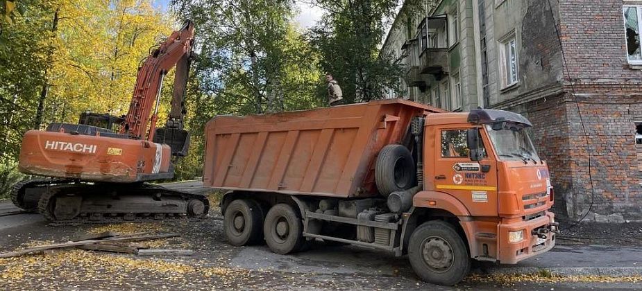 В Серове начался снос аварийного дома по улице Февральской Революции