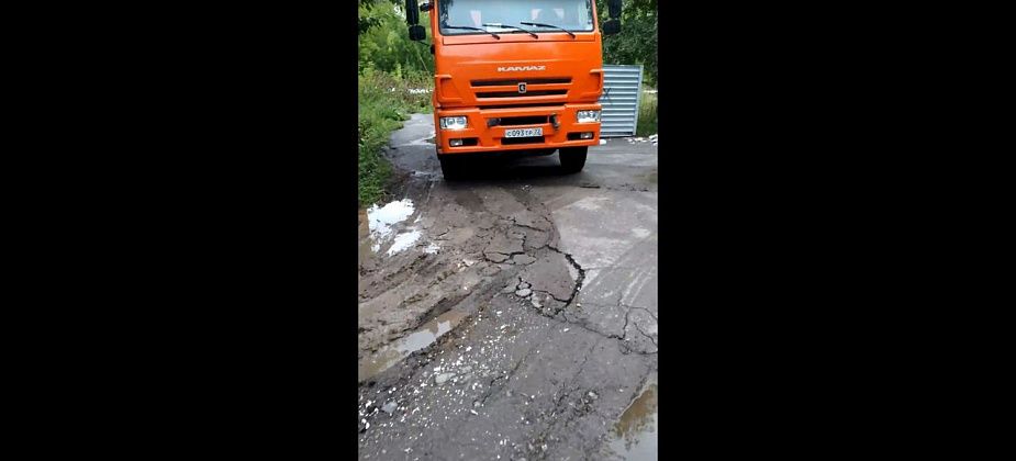 В Серове мусоровозы разбили дорогу у контейнерной площадки