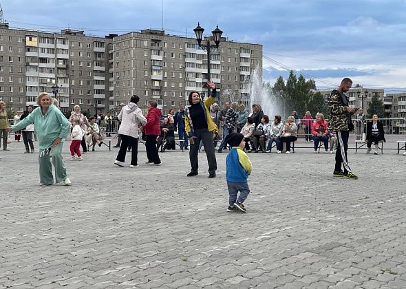 “Может, это войдет в традицию”. Для серовских пенсионеров под открытым небом прошел “Ретро-вечер”