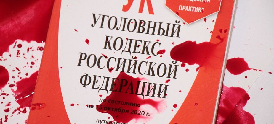 Пьяный слесарь, возвращаясь домой, перепутал квартиры, был избит и ограблен. Мужчина впал в кому