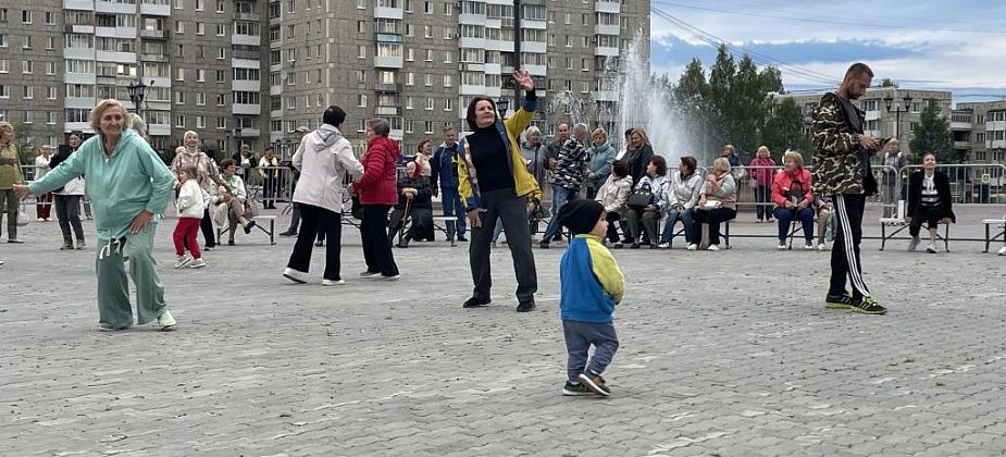 “Может, это войдет в традицию”. Для серовских пенсионеров под открытым небом прошел “Ретро-вечер”
