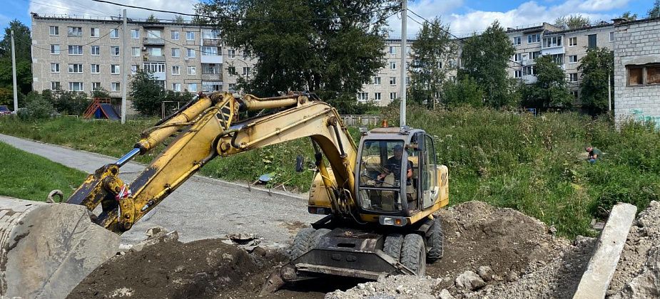 "Разрыть - разрыли, а работников вообще не видно". Жители серовской многоэтажки устали от затянувшегося ремонта двора