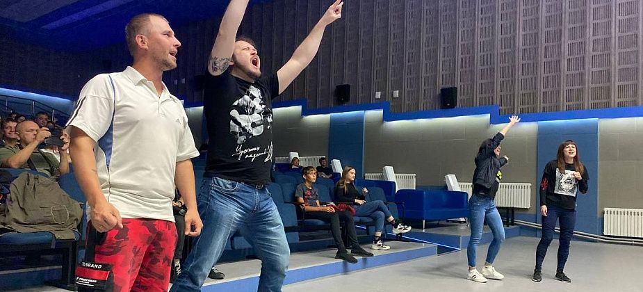 "Кто живет по законам другим и кому умирать молодым". В Серове прошел концерт памяти Виктора Цоя