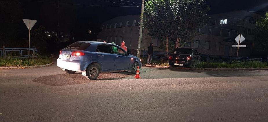 На проспекте Серова произошло ДТП. Пострадали водитель, пассажир и забор