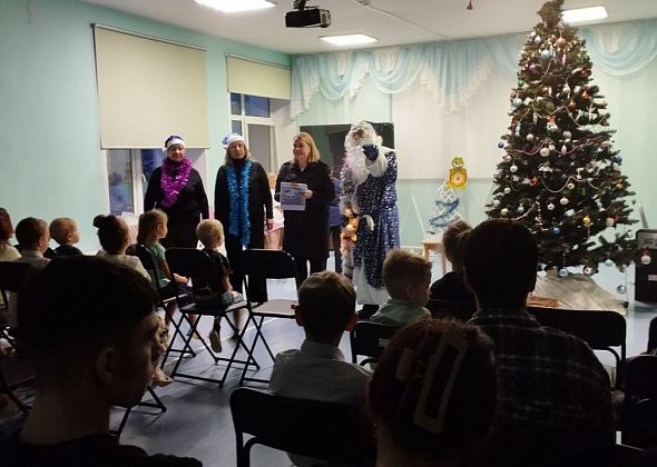 Полицейский Дед Мороз пришел в серовский Центр социальной помощи семье и детям