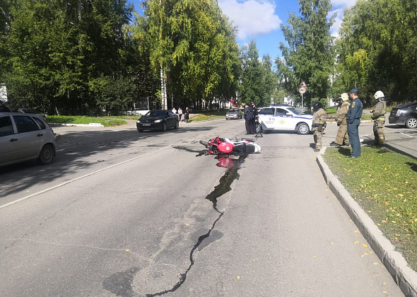 На перекрестке в Серове столкнулись легковой автомобиль и мотоцикл. Пострадал мотоциклист