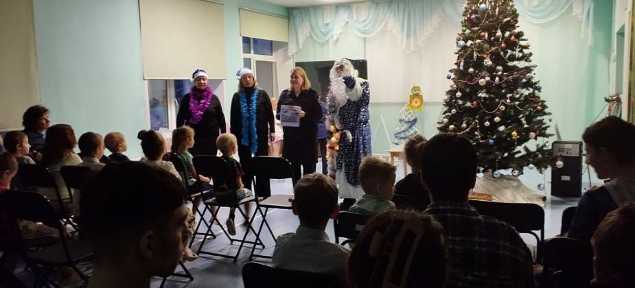 Полицейский Дед Мороз пришел в серовский Центр социальной помощи семье и детям