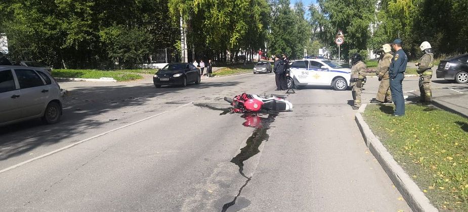 На перекрестке в Серове столкнулись легковой автомобиль и мотоцикл. Пострадал мотоциклист