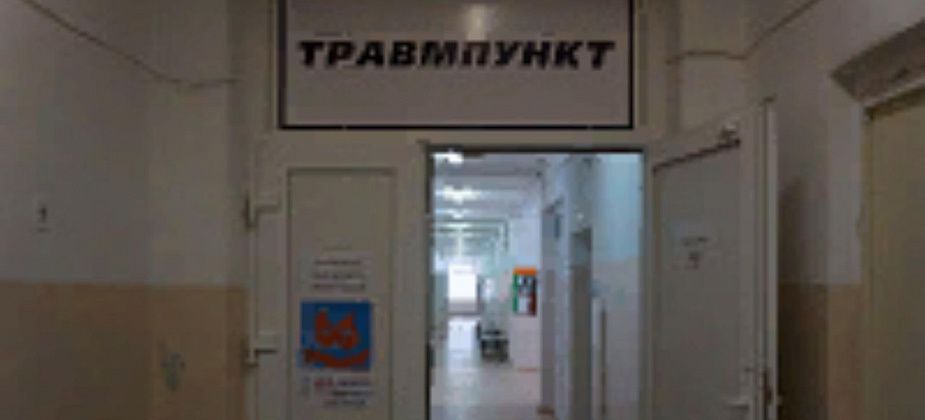 Беременную серовчанку ушибло летающей по автовокзалу деревянной конструкцией