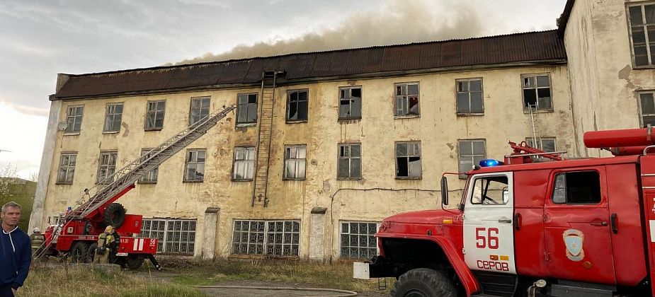 Пустующее здание училища в Серове тушили водой из Каквы