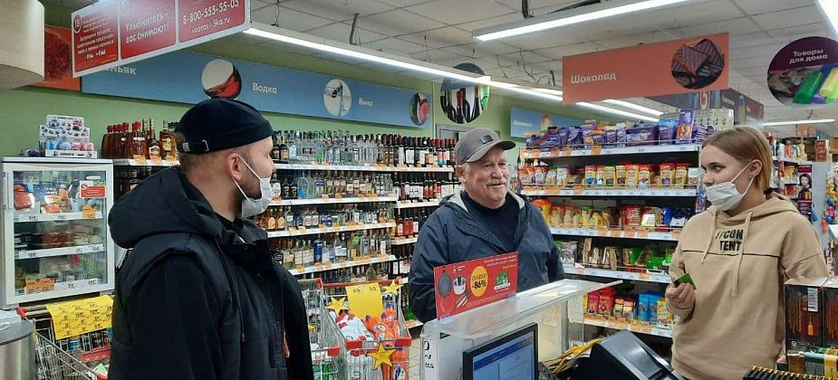 “Возьмите колбасы и все, что нужно”. В Серове волонтеры оплатили продукты пенсионерам и молодым мамочкам