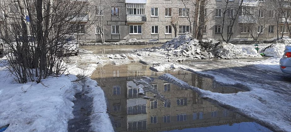 "Серовавтодор" почистил въезд во двор, где вчера было ДТП. Сам двор до сих пор не почищен
