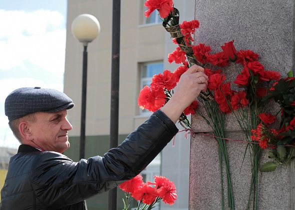 В день рождения Ленина серовские коммунисты возложили цветы к памятнику вождю мирового пролетариата