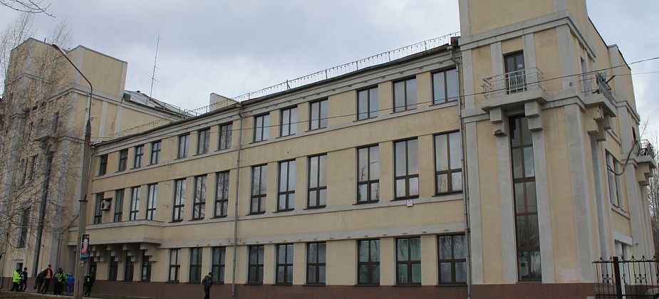 В Серове стало некому косить траву у ДКМ